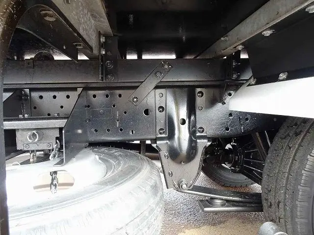 右シャシリア3連タイヤチェーンフック シャーシは 錆止め/マフラー塗装 仕上げに力を入れています。|いすゞ エルフ TRG-NJR85A(2WD)の写真29