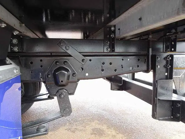 右シャシリア3連タイヤチェーンフック シャーシは 錆止め/マフラー塗装 仕上げに力を入れています。|いすゞ エルフ TRG-NJR85A(2WD)の写真30