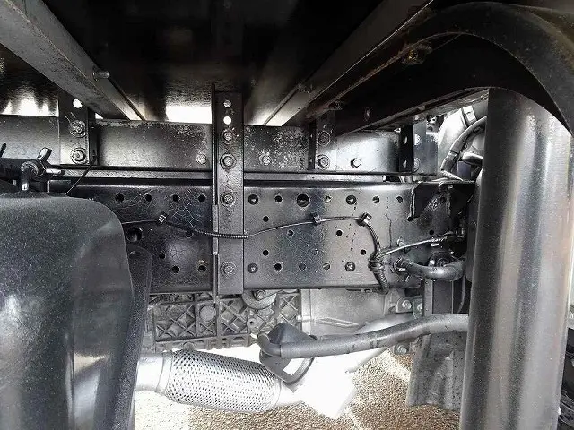 右シャシリア3連タイヤチェーンフック シャーシは 錆止め/マフラー塗装 仕上げに力を入れています。|いすゞ エルフ TRG-NJR85A(2WD)の写真33