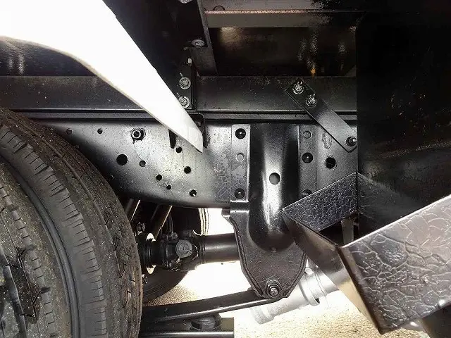 右シャシリア3連タイヤチェーンフック シャーシは 錆止め/マフラー塗装 仕上げに力を入れています。|いすゞ エルフ TRG-NJR85A(2WD)の写真35