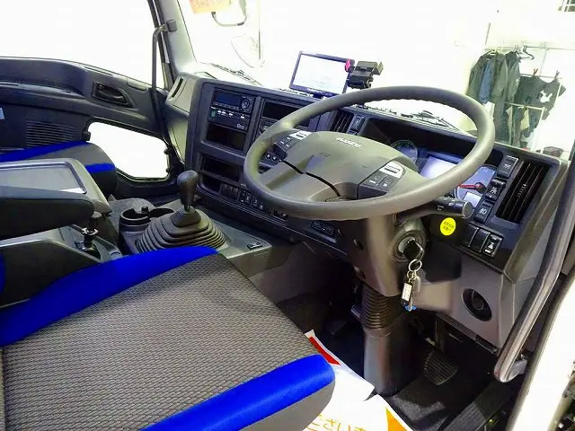 AAC　PS　PW　SRS　ABS　キーレス　左電格ミラー/ヒーター/ワイパー　ETC2.0　クルーズコントロール　HSA　車線逸脱警報装置　PCB　アイドリングストップ　フォグランプ　ASR　|いすゞ ギガ 2PG-CYH77C(8x4)の写真5