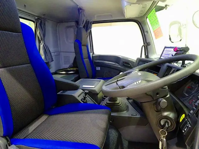 エアサスシート/肘掛け　AM/FM　デジタコ　アドブルー　排気ブレーキ　T/Mリターダ　デフロック　アルミホイール　室内LED灯/カーテン　フロア7MT|いすゞ ギガ 2PG-CYH77C(8x4)の写真6