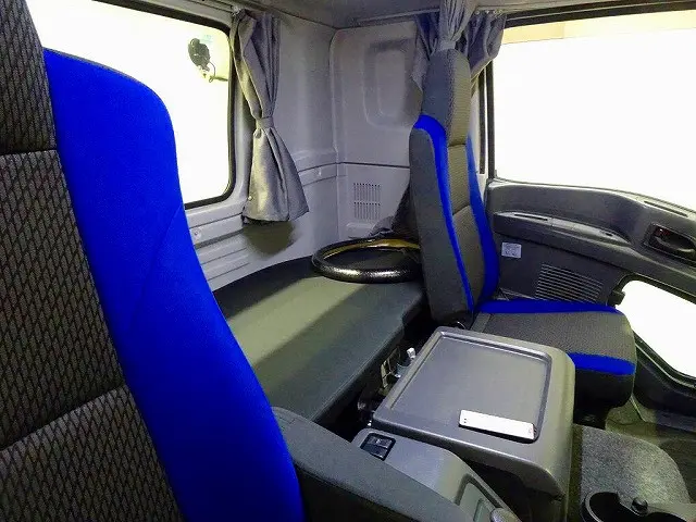 2人乗り　ベッド付　室内LED灯/カーテン|いすゞ ギガ 2PG-CYH77C(8x4)の写真7