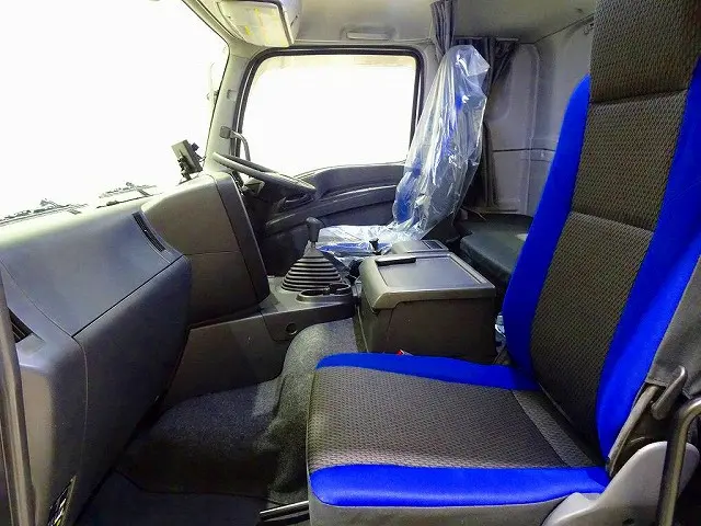 エアサスシート/肘掛け　AM/FM　デジタコ　アドブルー　排気ブレーキ　T/Mリターダ　デフロック　アルミホイール　室内LED灯/カーテン　フロア7MT|いすゞ ギガ 2PG-CYH77C(8x4)の写真9