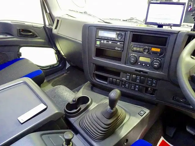 AAC　PS　PW　SRS　ABS　キーレス　左電格ミラー/ヒーター/ワイパー　ETC2.0　クルーズコントロール　HSA　車線逸脱警報装置　PCB　アイドリングストップ　フォグランプ　ASR　|いすゞ ギガ 2PG-CYH77C(8x4)の写真10