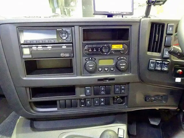 AAC　PS　PW　SRS　ABS　キーレス　左電格ミラー/ヒーター/ワイパー　ETC2.0　クルーズコントロール　HSA　車線逸脱警報装置　PCB　アイドリングストップ　フォグランプ　ASR　|いすゞ ギガ 2PG-CYH77C(8x4)の写真11