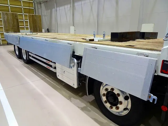 荷台内寸：867×236×37　ラジコン　油圧テールゲート　七方開　各中間支柱脱着可　荷台内タイヤ止め2個　埋め込みフック5対　ステンレス製アオリヒンジ　左シャシ中央上物操作レバー／スイッチ|いすゞ ギガ 2PG-CYH77C(8x4)の写真26