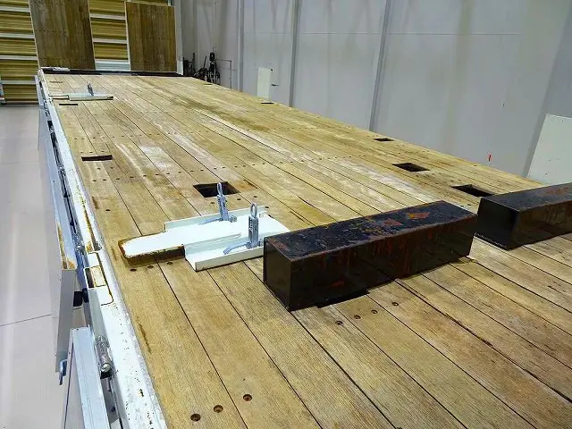 荷台内寸：867×236×37　ラジコン　油圧テールゲート　七方開　各中間支柱脱着可　荷台内タイヤ止め2個　埋め込みフック5対　ステンレス製アオリヒンジ　左シャシ中央上物操作レバー／スイッチ|いすゞ ギガ 2PG-CYH77C(8x4)の写真27