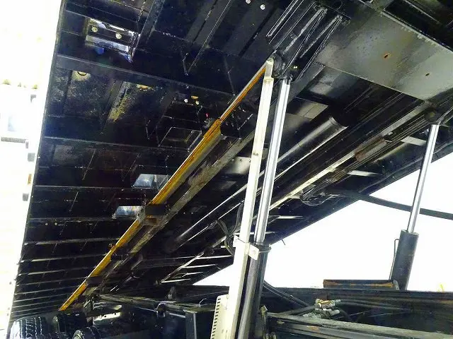 荷台内寸：867×236×37　ラジコン　油圧テールゲート　七方開　各中間支柱脱着可　荷台内タイヤ止め2個　埋め込みフック5対　ステンレス製アオリヒンジ　左シャシ中央上物操作レバー／スイッチ|いすゞ ギガ 2PG-CYH77C(8x4)の写真33