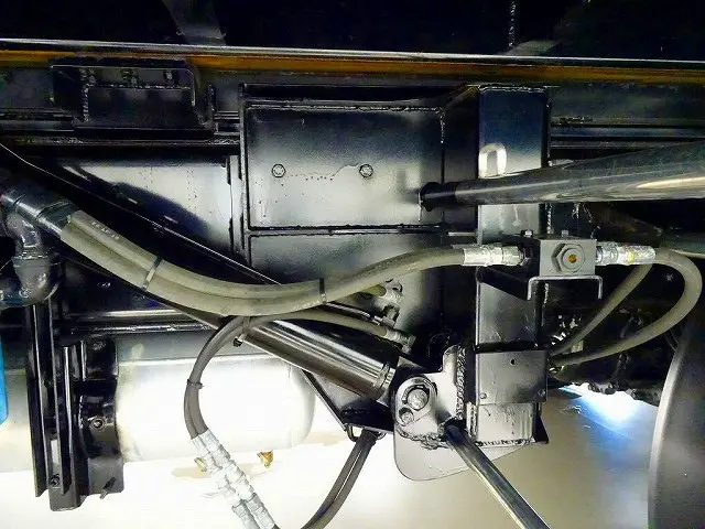 シャーシは 錆止め/マフラー塗装 仕上げに力を入れています。|いすゞ ギガ 2PG-CYH77C(8x4)の写真42