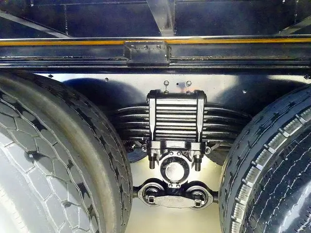 シャーシは 錆止め/マフラー塗装 仕上げに力を入れています。|いすゞ ギガ 2PG-CYH77C(8x4)の写真48