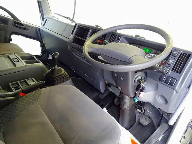 オートAC　PS　PW　SRS　ABS　キーレス(不良)　左電格ミラー　FM/AMラジオ　ETC　バックモニター　ターボ　排気ブレーキ　坂道発進補助装置　アイドリングストップ　フォグランプ|いすゞ フォワード TKG-FRR90S2(2WD)の写真5