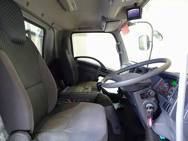 オートAC　PS　PW　SRS　ABS　キーレス(不良)　左電格ミラー　FM/AMラジオ　ETC　バックモニター　ターボ　排気ブレーキ　坂道発進補助装置　アイドリングストップ　フォグランプ|いすゞ フォワード TKG-FRR90S2(2WD)の写真6