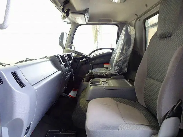 オートAC　PS　PW　SRS　ABS　キーレス(不良)　左電格ミラー　FM/AMラジオ　ETC　バックモニター　ターボ　排気ブレーキ　坂道発進補助装置　アイドリングストップ　フォグランプ|いすゞ フォワード TKG-FRR90S2(2WD)の写真8