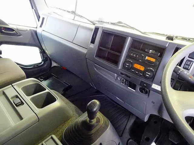 オートAC　PS　PW　SRS　ABS　キーレス(不良)　左電格ミラー　FM/AMラジオ　ETC　バックモニター　ターボ　排気ブレーキ　坂道発進補助装置　アイドリングストップ　フォグランプ|いすゞ フォワード TKG-FRR90S2(2WD)の写真9