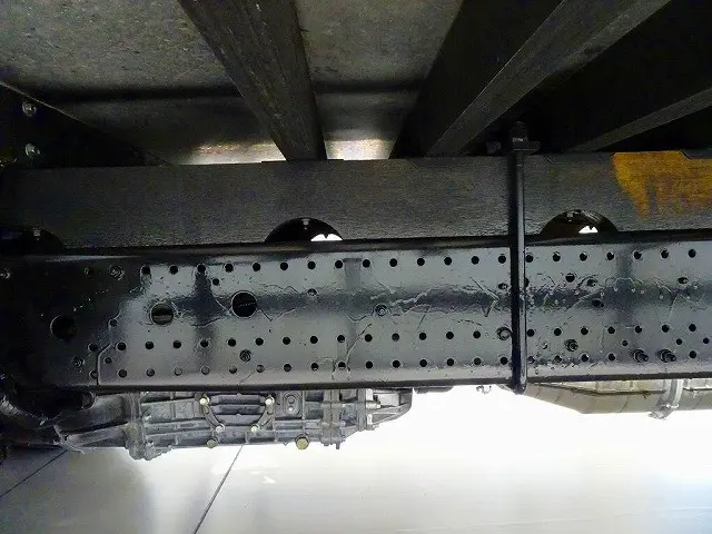 シャーシは 錆止め/マフラー塗装 仕上げに力を入れています。|いすゞ フォワード TKG-FRR90S2(2WD)の写真35