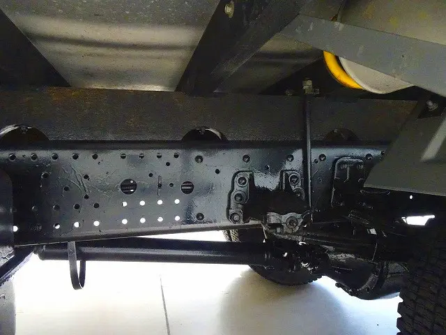 シャーシは 錆止め/マフラー塗装 仕上げに力を入れています。|いすゞ フォワード TKG-FRR90S2(2WD)の写真37