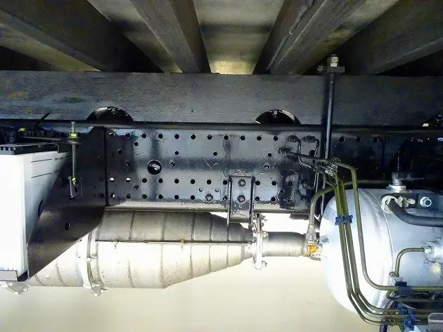 シャーシは 錆止め/マフラー塗装 仕上げに力を入れています。|いすゞ フォワード TKG-FRR90S2(2WD)の写真41