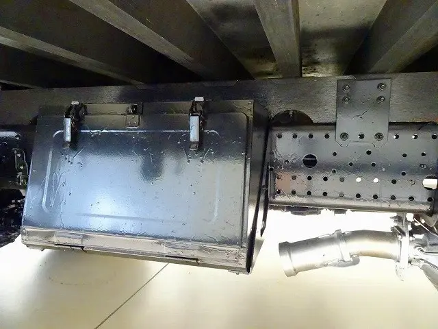 燃料タンク100L　右シャシ中央工具箱　左右シャシリア3連タイヤチェーンフック|いすゞ フォワード TKG-FRR90S2(2WD)の写真42