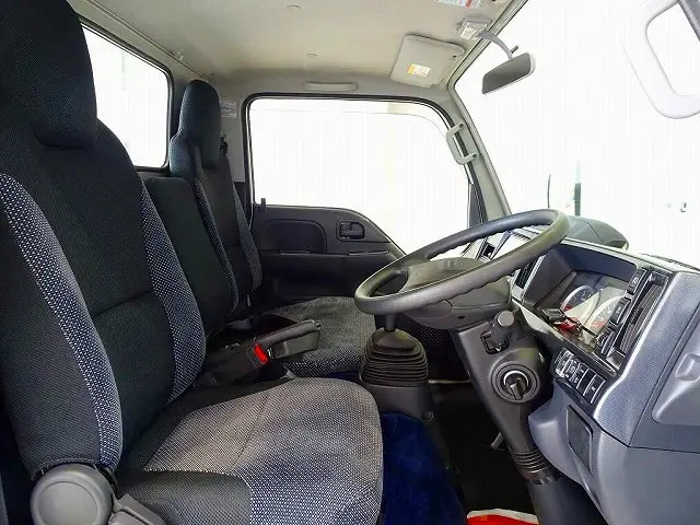 坂道発進補助装置 車線逸脱警報装置 衝突被害軽減ブレーキ アイドリングストップ フォグランプ トラクションコントロール|いすゞ エルフ 2RG-NKR88A(2WD)の写真6