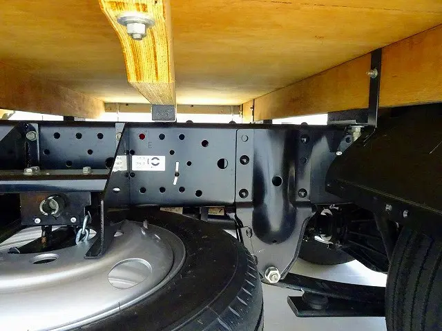 シャーシは 錆止め/マフラー塗装 仕上げに力を入れています。|いすゞ エルフ 2RG-NKR88A(2WD)の写真34