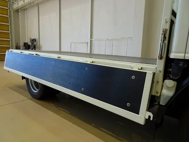 荷台内寸：311×161×38　三方開　床鉄板張り　リアアオリチェーン2個|いすゞ エルフ TPG-NJR85A(2WD)の写真23