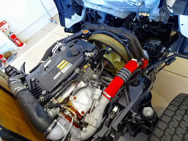 エンジンルーム|いすゞ エルフ TPG-NJR85A(2WD)の写真30