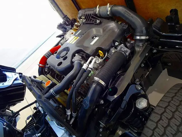 エンジンルーム|いすゞ エルフ TPG-NJR85A(2WD)の写真31