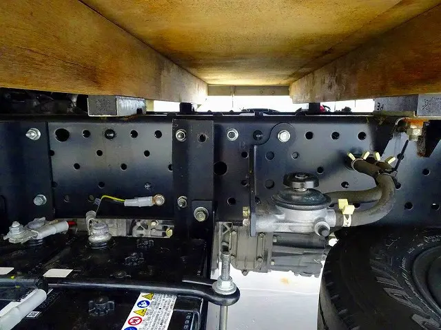 燃料タンク75L　シャーシは 錆止め/マフラー塗装 仕上げに力を入れています。|いすゞ エルフ TPG-NJR85A(2WD)の写真32