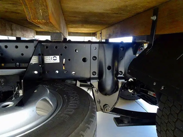 燃料タンク75L　シャーシは 錆止め/マフラー塗装 仕上げに力を入れています。|いすゞ エルフ TPG-NJR85A(2WD)の写真33