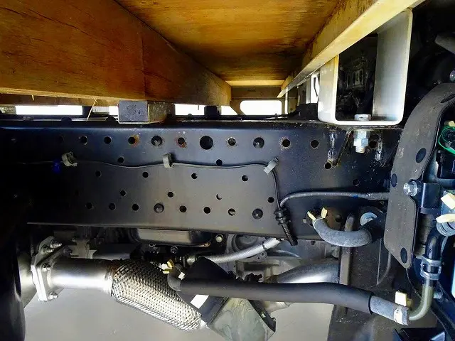 燃料タンク75L　シャーシは 錆止め/マフラー塗装 仕上げに力を入れています。|いすゞ エルフ TPG-NJR85A(2WD)の写真37