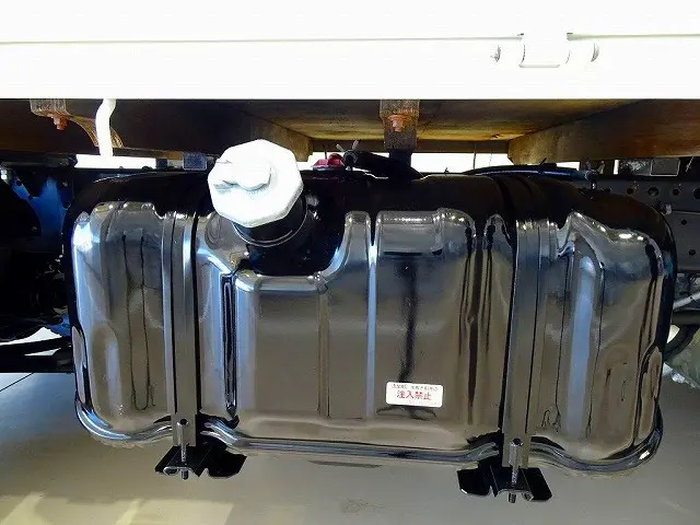 燃料タンク75L　シャーシは 錆止め/マフラー塗装 仕上げに力を入れています。|いすゞ エルフ TPG-NJR85A(2WD)の写真38