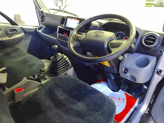 AC PS PW SRS ABS キーフリー 左右電格ミラー/ヒーター 社外ナビ/フルセグ/DVD ETC ルームミラー式バックモニター ターボ 排気ブレーキ 坂道発進補助装置 フロア6MT|トヨタ ダイナ 2KG-XZC645(2WD)の写真5