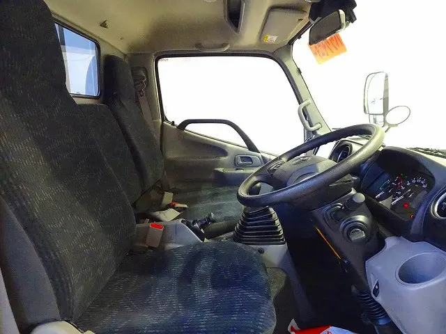 車線逸脱警報装置 衝突被害軽減ブレーキ アイドリングストップ フォグランプ トラクションコントロール 電動パーキングブレーキ クリアランスソナー 室内LED灯 ハイルーフ|トヨタ ダイナ 2KG-XZC645(2WD)の写真6