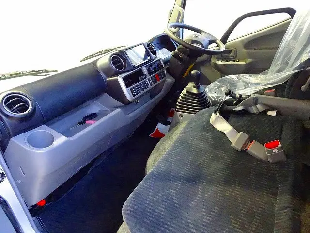 AC PS PW SRS ABS キーフリー 左右電格ミラー/ヒーター 社外ナビ/フルセグ/DVD ETC ルームミラー式バックモニター ターボ 排気ブレーキ 坂道発進補助装置 フロア6MT|トヨタ ダイナ 2KG-XZC645(2WD)の写真7