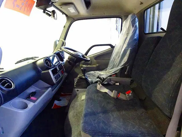 車線逸脱警報装置 衝突被害軽減ブレーキ アイドリングストップ フォグランプ トラクションコントロール 電動パーキングブレーキ クリアランスソナー 室内LED灯 ハイルーフ|トヨタ ダイナ 2KG-XZC645(2WD)の写真8