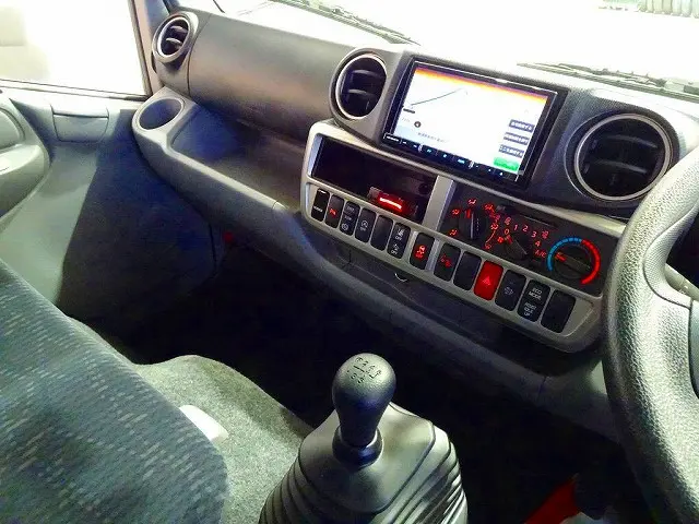 AC PS PW SRS ABS キーフリー 左右電格ミラー/ヒーター 社外ナビ/フルセグ/DVD ETC ルームミラー式バックモニター ターボ 排気ブレーキ 坂道発進補助装置 フロア6MT|トヨタ ダイナ 2KG-XZC645(2WD)の写真9