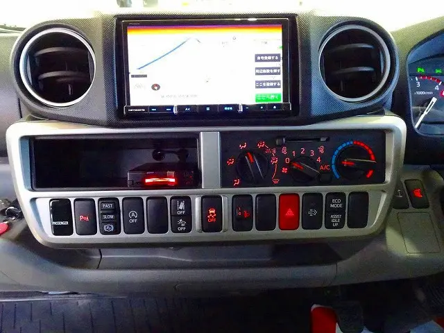 車線逸脱警報装置 衝突被害軽減ブレーキ アイドリングストップ フォグランプ トラクションコントロール 電動パーキングブレーキ クリアランスソナー 室内LED灯 ハイルーフ|トヨタ ダイナ 2KG-XZC645(2WD)の写真10