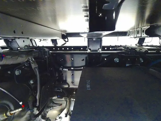 燃料タンク100L シャーシは 錆止め/マフラー塗装 仕上げに力を入れています。|トヨタ ダイナ 2KG-XZC645(2WD)の写真44