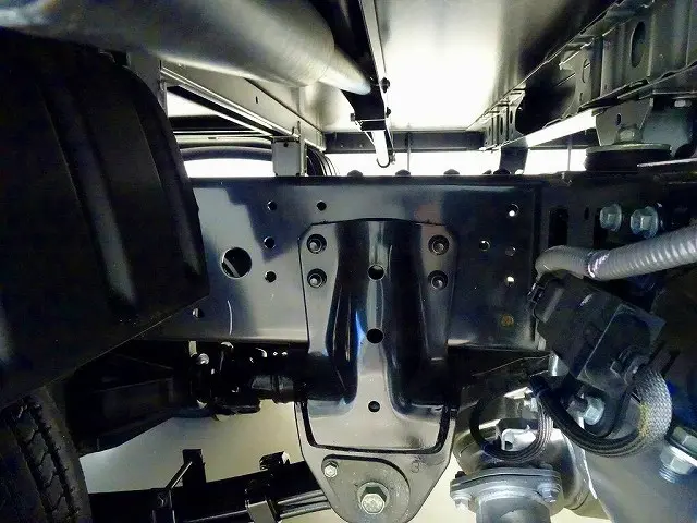 燃料タンク100L シャーシは 錆止め/マフラー塗装 仕上げに力を入れています。|トヨタ ダイナ 2KG-XZC645(2WD)の写真45