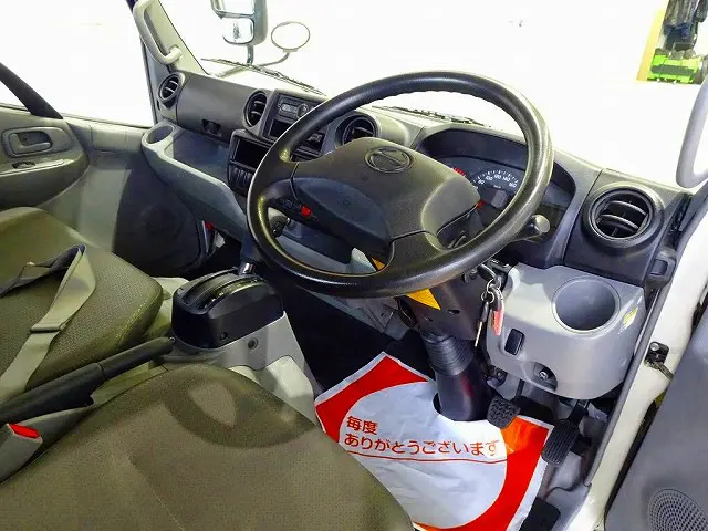 AC PS PW SRS ABS 集中ドアロック 左電格ミラー AM/FMラジオ ETC ドライブレコーダー ターボ 排気ブレーキ アイドリングストップ トラクションコントロール|日野 デュトロ TPG-XZU605M(2WD)の写真5