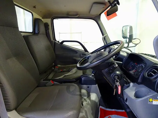 AC PS PW SRS ABS 集中ドアロック 左電格ミラー AM/FMラジオ ETC ドライブレコーダー ターボ 排気ブレーキ アイドリングストップ トラクションコントロール|日野 デュトロ TPG-XZU605M(2WD)の写真6