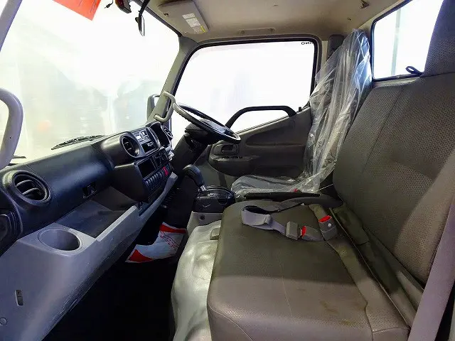 AC PS PW SRS ABS 集中ドアロック 左電格ミラー AM/FMラジオ ETC ドライブレコーダー ターボ 排気ブレーキ アイドリングストップ トラクションコントロール|日野 デュトロ TPG-XZU605M(2WD)の写真8