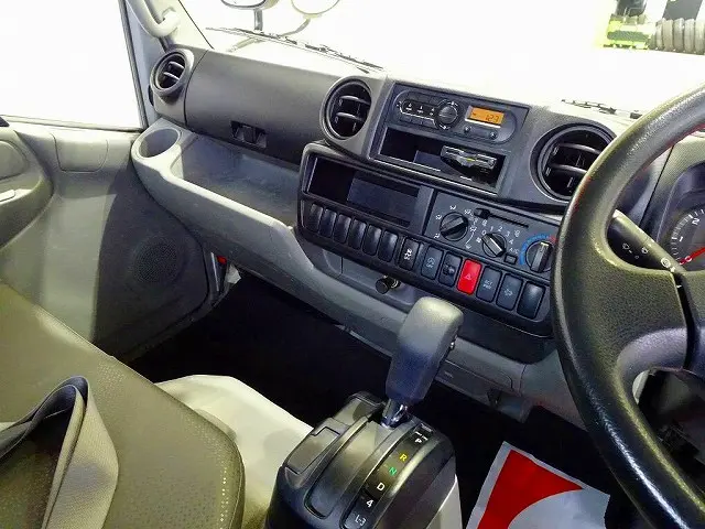 AC PS PW SRS ABS 集中ドアロック 左電格ミラー AM/FMラジオ ETC ドライブレコーダー ターボ 排気ブレーキ アイドリングストップ トラクションコントロール|日野 デュトロ TPG-XZU605M(2WD)の写真9