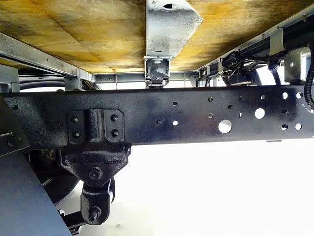 燃料タンク80L シャーシは 錆止め/マフラー塗装 仕上げに力を入れています。|日野 デュトロ TPG-XZU605M(2WD)の写真34