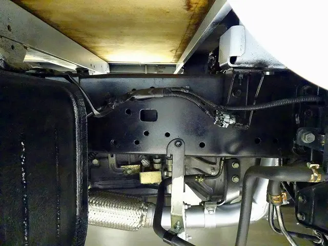 燃料タンク80L シャーシは 錆止め/マフラー塗装 仕上げに力を入れています。|日野 デュトロ TPG-XZU605M(2WD)の写真37