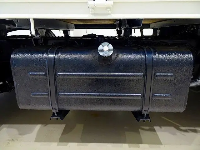 燃料タンク80L シャーシは 錆止め/マフラー塗装 仕上げに力を入れています。|日野 デュトロ TPG-XZU605M(2WD)の写真38