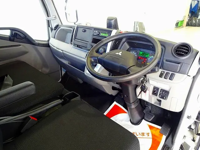 AC　PS　PW　SRS　ABS　キーレス　左右電格ミラー/ヒーター　運転席肘掛け　AM/FMラジオ　ETC　ドライブレコーダー　インパネAT　2ペダル|三菱 キャンター 2PG-FGA50(4WD)の写真5