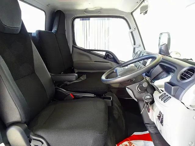 アドブルー　ターボ　排気ブレーキ　車線逸脱警報装置　衝突被害軽減ブレーキ　フォグランプ　トラクションコントロール|三菱 キャンター 2PG-FGA50(4WD)の写真6
