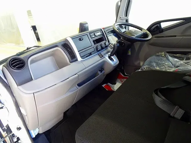 AC　PS　PW　SRS　ABS　キーレス　左右電格ミラー/ヒーター　運転席肘掛け　AM/FMラジオ　ETC　ドライブレコーダー　インパネAT　2ペダル|三菱 キャンター 2PG-FGA50(4WD)の写真7